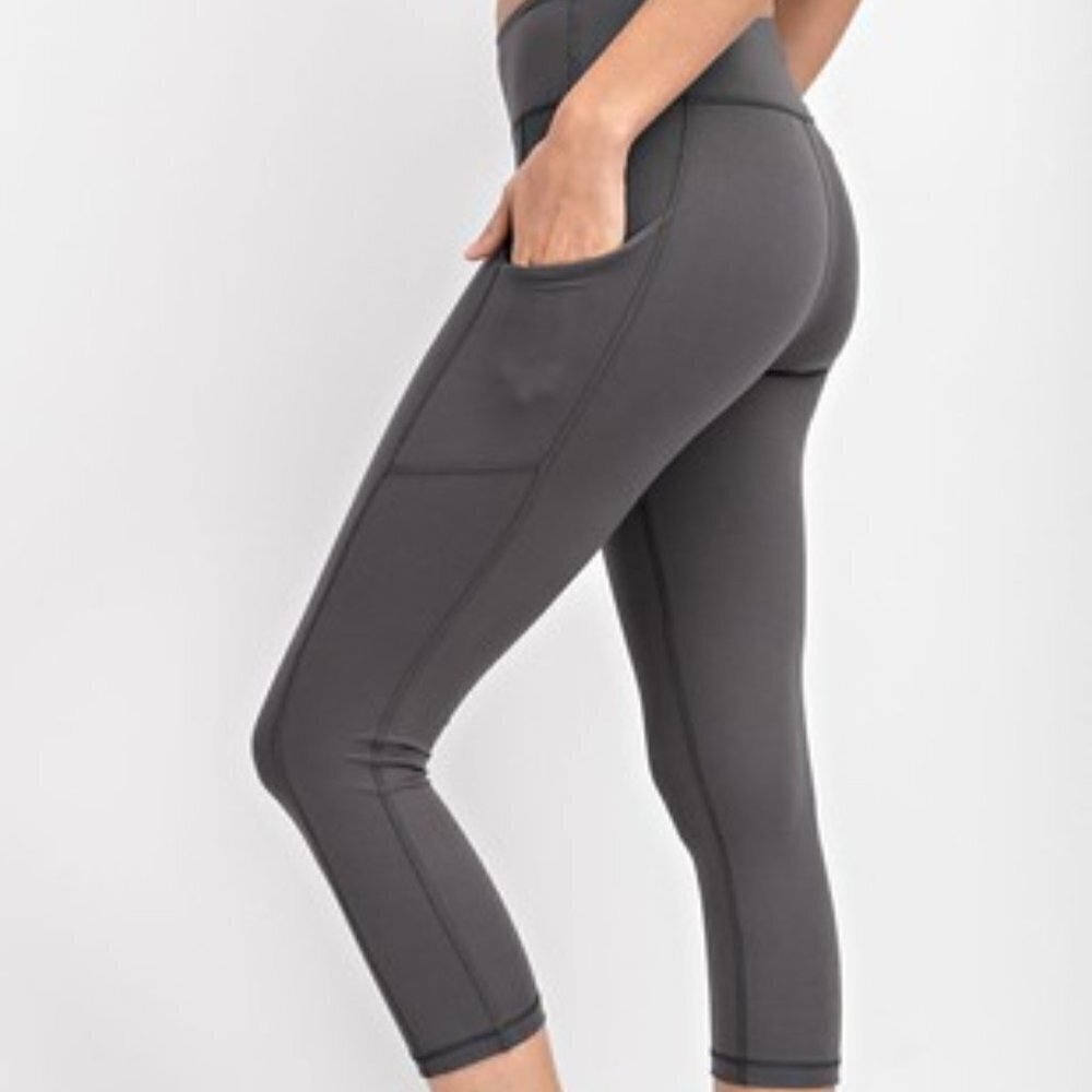 RAE Mode Capri Length Yoga Pants  BLACK NWT